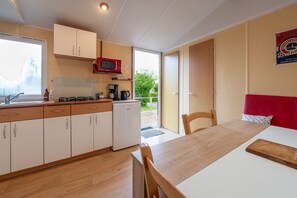 Fridge, microwave, oven, stovetop - Mobile Home “Les Volets rouges” with Private Terrace (Plouhinec)