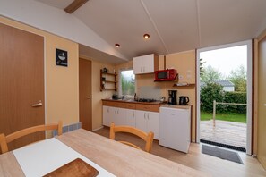 Fridge, microwave, oven, stovetop - Mobile Home “Les Volets rouges” with Private Terrace (Plouhinec)