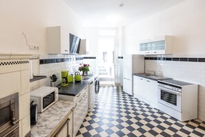 Een koelkast, een microgolfoven, een oven, een kookplaat