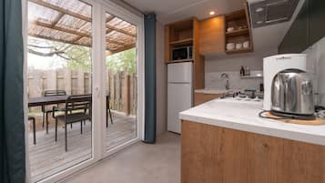 Réfrigérateur, micro-ondes, plaque de cuisson, cafetiÚre/bouilloire