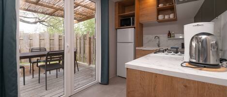 Een koelkast, een microgolfoven, een kookplaat