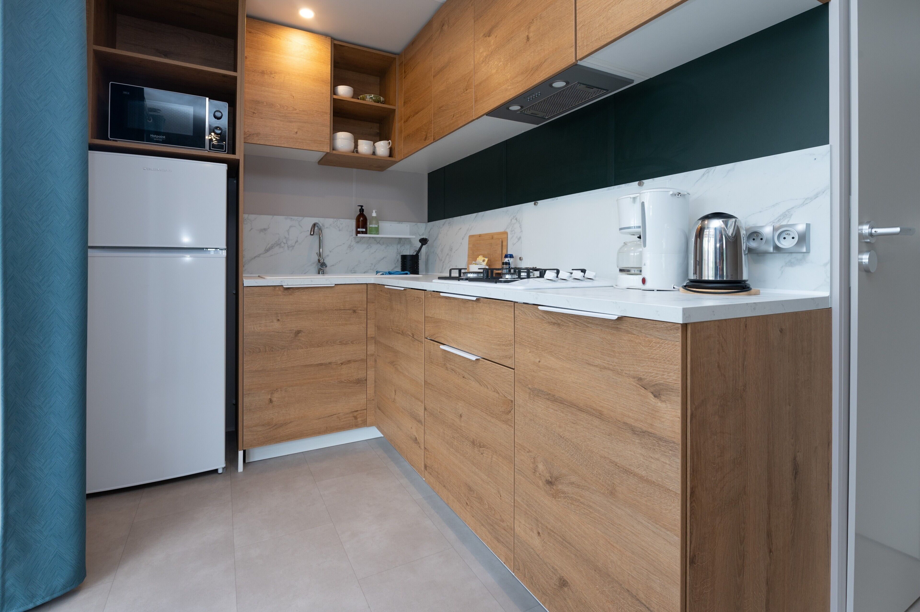 Réfrigérateur, micro-ondes, plaque de cuisson, cafetière/bouilloire