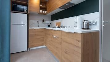 Réfrigérateur, micro-ondes, plaque de cuisson, cafetiÚre/bouilloire