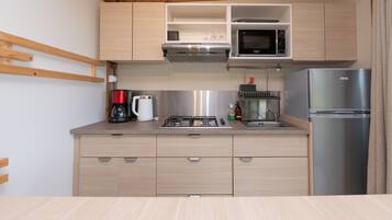 Een koelkast, een magnetron, een kookplaat