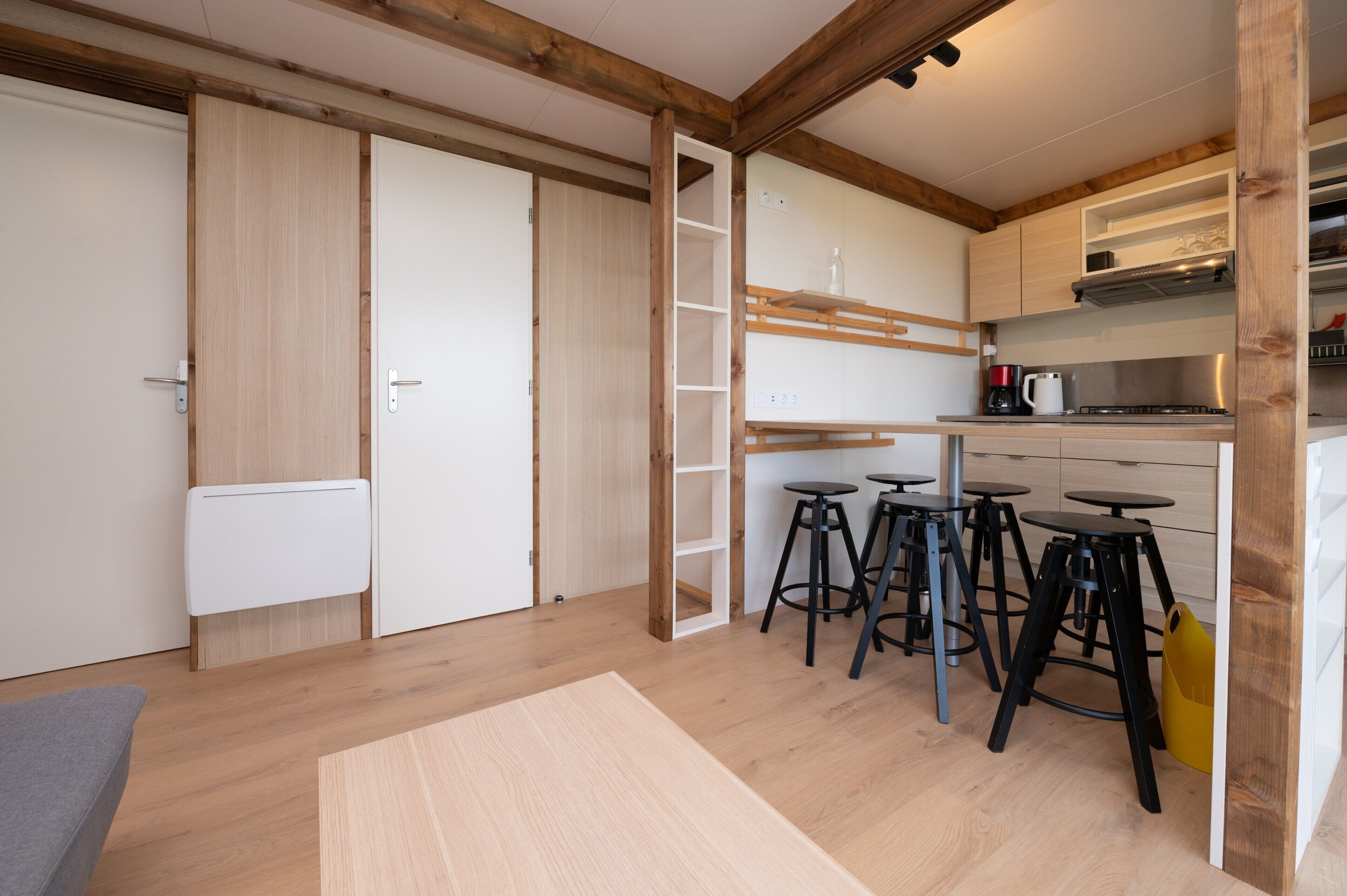 Kühlschrank, Mikrowelle, Herdplatte, Wasserkocher mit Kaffee-/Teezubehör