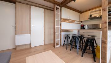 Kühlschrank, Mikrowelle, Herdplatte, Wasserkocher mit Kaffee-/Teezubehör