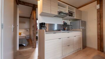 Réfrigérateur, micro-ondes, plaque de cuisson, cafetiÚre/bouilloire