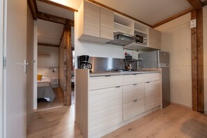 Frigorífico, microondas, placa de cocina y cafetera o tetera