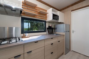 Réfrigérateur, four à micro-ondes, surface de cuisson, cafetière-théière