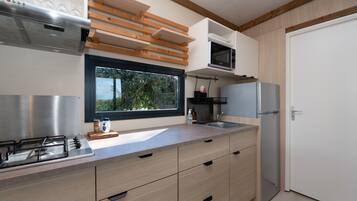 Een koelkast, een microgolfoven, een kookplaat