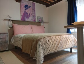 1 dormitorio, escritorio, tabla de planchar con plancha y wifi gratis