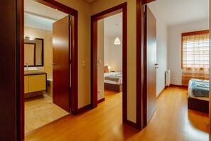 3 bedrooms, iron/ironing board, free WiFi, bed sheets - DOWNTOWN DELUXE 3 by VACATIONY (Oporto)