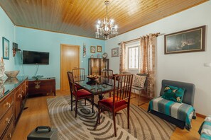 Dining - CASA DO MALHADINHAS by VACATIONY (Vila Nova de Paiva)