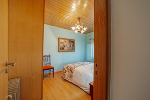 Room - CASA DO MALHADINHAS by VACATIONY (Vila Nova de Paiva)