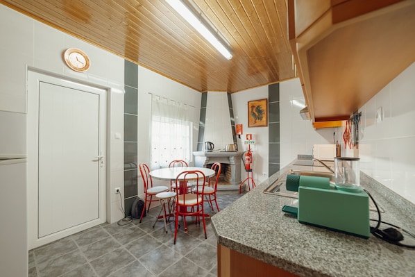 Refrigerador, microondas, horno y cafetera y tetera 