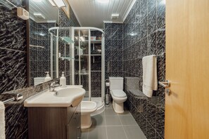 Bathroom - CASA DO MALHADINHAS by VACATIONY (Vila Nova de Paiva)