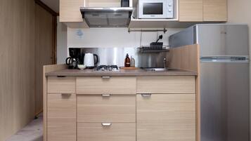 Réfrigérateur, micro-ondes, plaque de cuisson, cafetiÚre/bouilloire