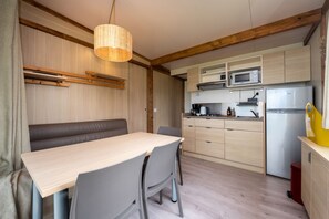 Jääkaappi, mikroaaltouuni, liesi, kahvin-/teenkeitin