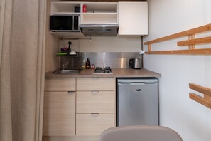 Fridge, microwave, stovetop, coffee/tea maker - Chalet “20m² - Les Îles Vierges” with Terrace (Plouhinec)