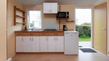 Coffee/tea maker, fridge, microwave, stovetop