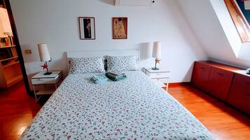 Desk, iron/ironing board, WiFi, bed sheets