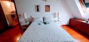Desk, iron/ironing board, WiFi, bed sheets - Room "A Splendid Room in Wonderful Rome" with Private Terrace, Wi-Fi, and Air Conditioning (Roma)