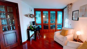 Een televisie en een open haard