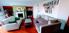 Living area - Splendid Room in Wonderful Rome with Private Terrace, Wi-Fi & Air Conditioning (Roma)