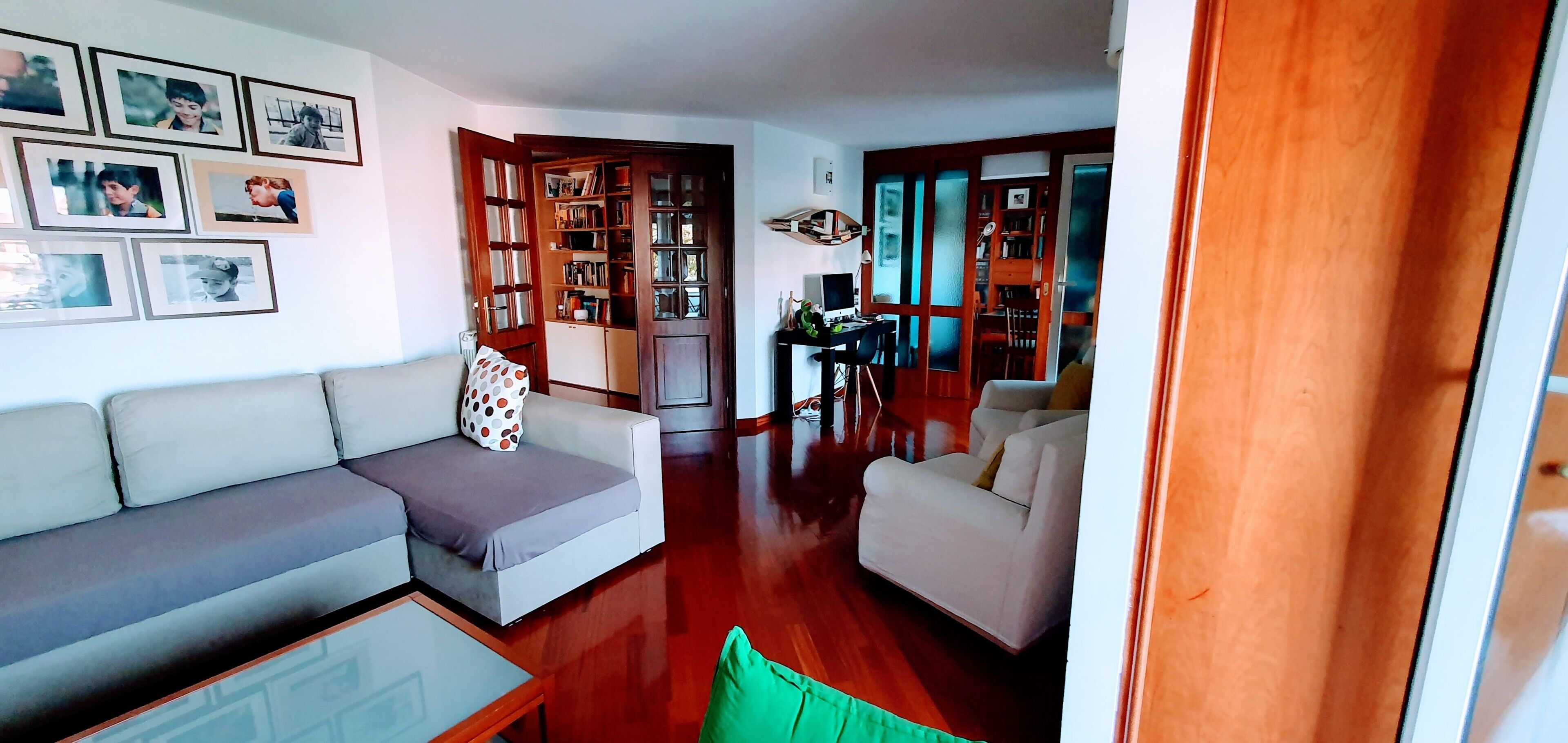 Televisie en een open haard