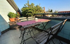 Outdoor dining - Room "A Splendid Room in Wonderful Rome" with Private Terrace, Wi-Fi, and Air Conditioning (Roma)
