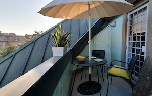 Outdoor dining - Room "A Splendid Room in Wonderful Rome" with Private Terrace, Wi-Fi, and Air Conditioning (Roma)