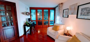 TV, fireplace - Room "A Splendid Room in Wonderful Rome" with Private Terrace, Wi-Fi, and Air Conditioning (Roma)