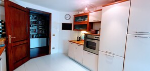 Fridge, microwave, oven, stovetop - Splendid Room in Wonderful Rome with Private Terrace, Wi-Fi & Air Conditioning (Roma)