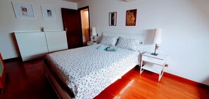 Desk, iron/ironing board, WiFi, bed sheets - Room "A Splendid Room in Wonderful Rome" with Private Terrace, Wi-Fi, and Air Conditioning (Roma)