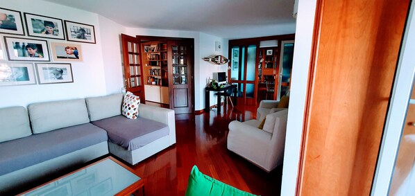 Living area - Splendid Room in Wonderful Rome with Private Terrace, Wi-Fi & Air Conditioning (Roma)