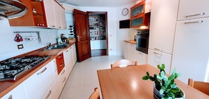 Fridge, microwave, oven, stovetop - Room "A Splendid Room in Wonderful Rome" with Private Terrace, Wi-Fi, and Air Conditioning (Roma)