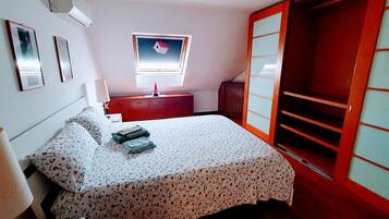 Desk, iron/ironing board, WiFi, bed sheets