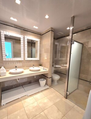 Serviettes fournies, savon, papier toilette