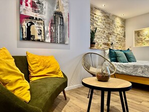 Interior - Renovated Cozy Studio with Wifi, 5 min from Quimper Station & City (Quimper)