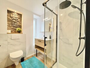 Een douche, een haardroger, handdoeken, zeep