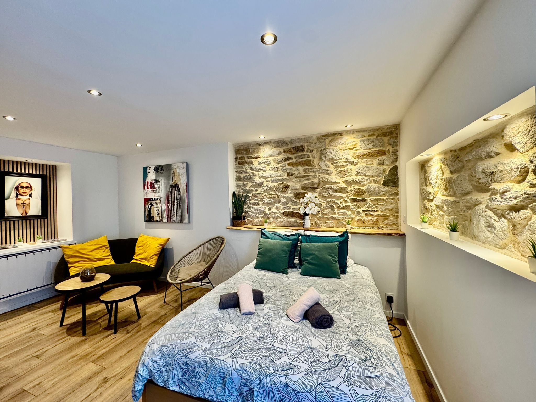 1 habitación, escritorio, tabla de planchar con plancha y cuna de viaje 