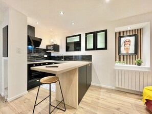 Fridge, microwave, oven, stovetop - Renovated Cozy Studio with Wifi, 5 min from Quimper Station & City (Quimper)