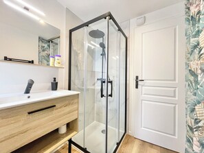 Shower, hair dryer, towels, soap - Renovated Cozy Studio with Wifi, 5 min from Quimper Station & City (Quimper)