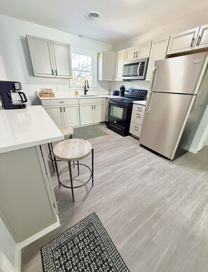 Private kitchen - Soothing 2-bedroom apartment with AC in charming Crewe (Crewe)