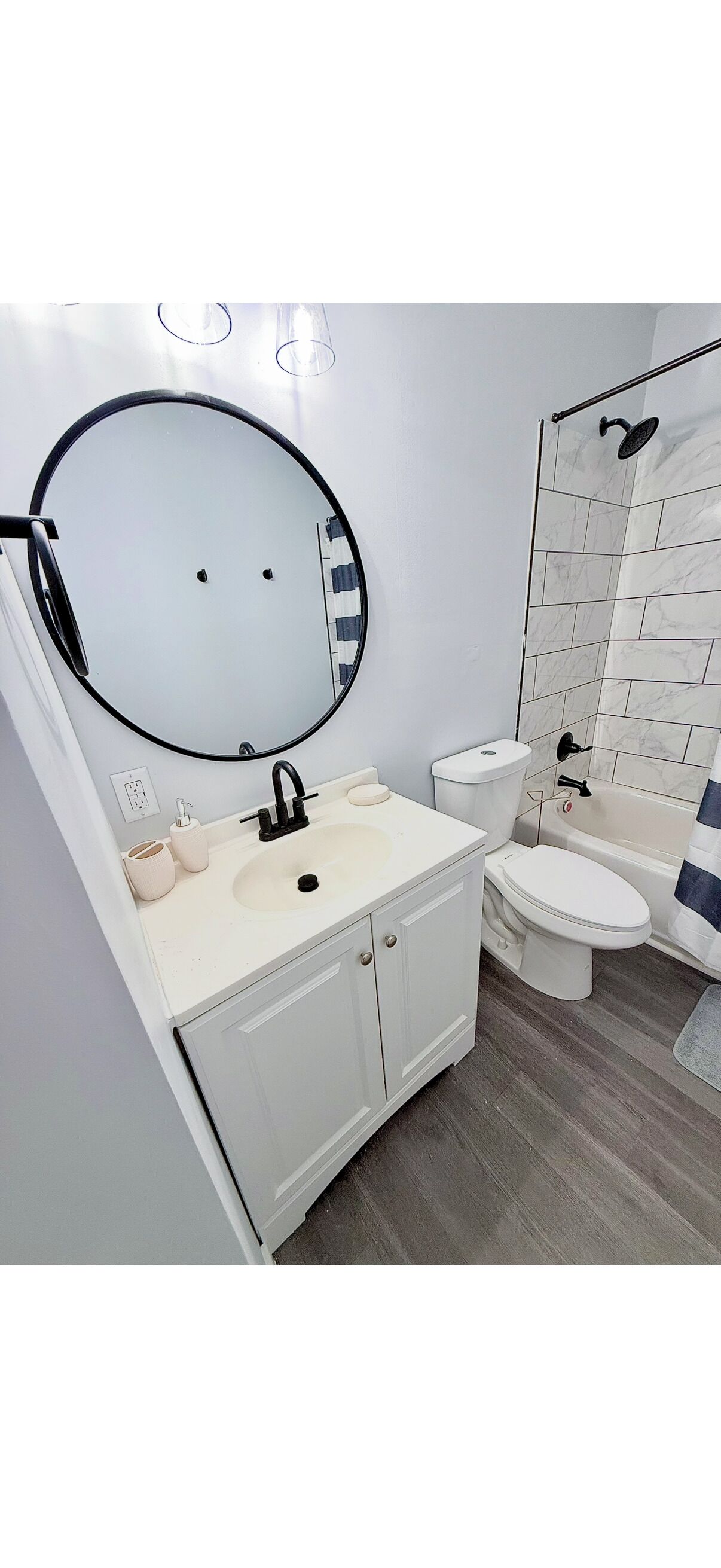 Serviettes fournies, papier toilette