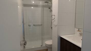 Een haardroger, handdoeken, toiletpapier