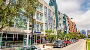 Exterior - Landing | Incredible 2BD, Rooftop Lounge, Gym (Chicago)