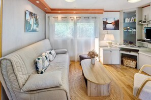 TV, ping pong - 2-Bedroom Chalet Bungalow for 5 Guests in the Cévennes (Saumane)