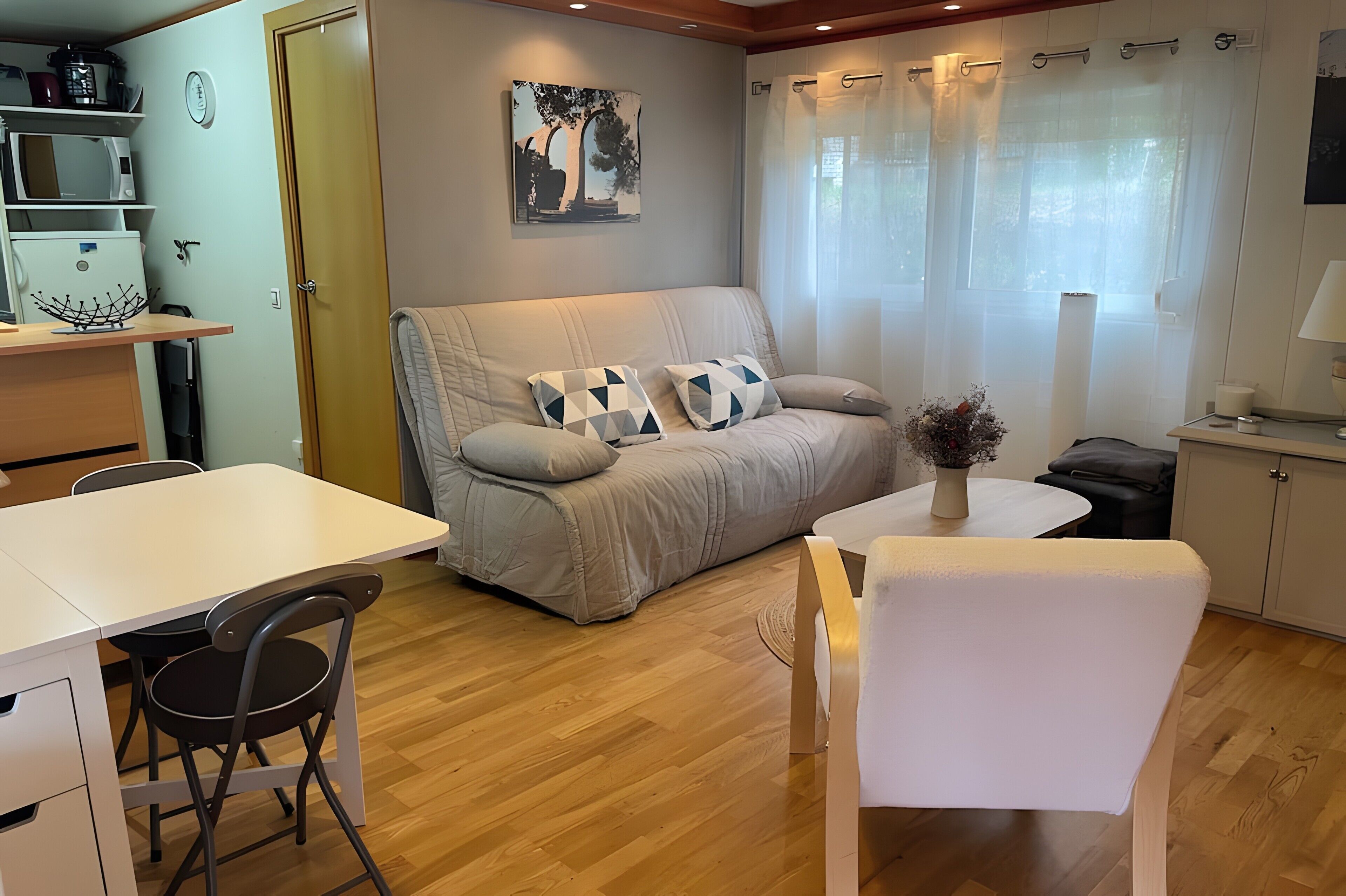 Una televisión, una mesa de tenis de mesa