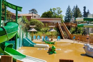 Children’s area - 2-Bedroom Chalet Bungalow for 5 Guests in the Cévennes (Saumane)